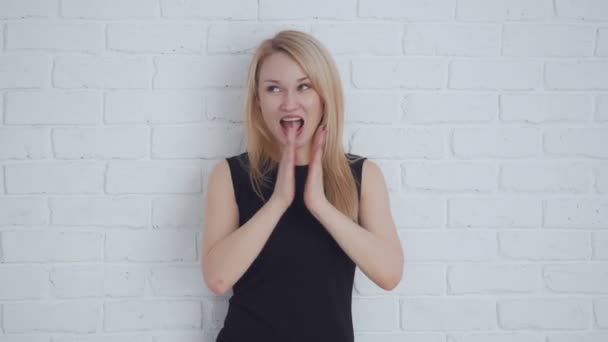 Attraente giovane donna in un abito nero applaude . — Video Stock