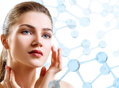 Güzel genç kadın mavi cam molekülleri arasında.