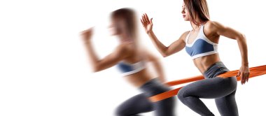 Bir direniş band kullanan genç sportif kadın.