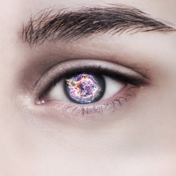 Olho de mulher e espaço cósmico. Conceito de lentes de contacto . — Fotografia de Stock