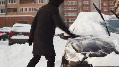 Fırça bahçedeki kar arabasıyla takas adam.