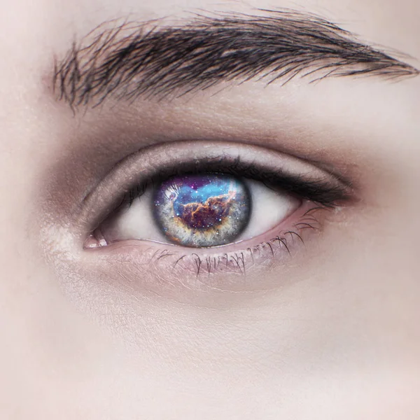 Olho de mulher e espaço cósmico. Conceito de lentes de contacto . — Fotografia de Stock