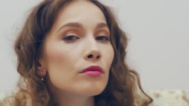 Kamera seyir ve gülümseyen genç güzel kadın.