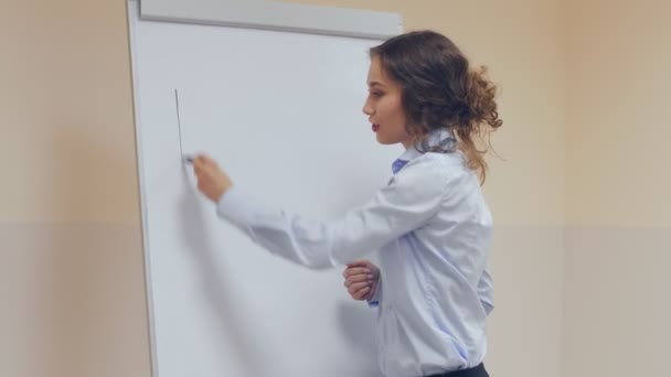 Businesswoman painting dinancial chart on white board. — Stock Video