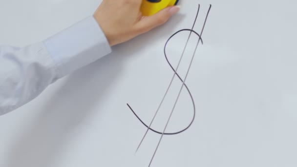 Kvinnlig hand målning dollarn symbol på vit tavla. — Stockvideo