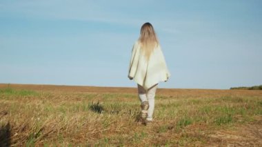 Mutlu gülümseyen genç kadın alan hasat üzerinde doğanın keyfini.