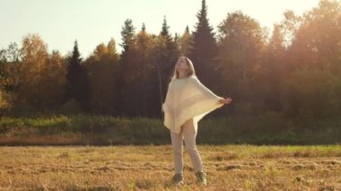 Mutlu gülümseyen genç kadın alan hasat üzerinde doğanın keyfini.