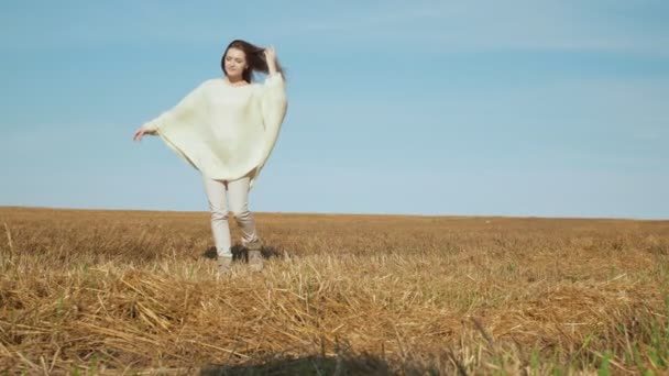 Glimlachend jonge vrouw genieten van natuur op gekanteld veld. — Stockvideo