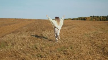 Gülümseyen genç kadın uzanmış eller ile özgürlük hissediyor.