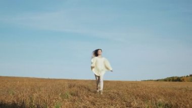 Gülümseyen genç kadın uzanmış eller ile özgürlük hissediyor.