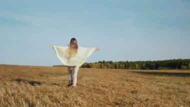 Gülümseyen genç kadın uzanmış eller ile özgürlük hissediyor.