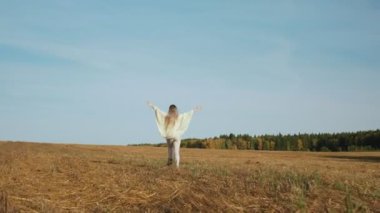 Gülümseyen genç kadın uzanmış eller ile özgürlük hissediyor.