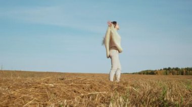 Gülümseyen genç kadın uzanmış eller ile özgürlük hissediyor.