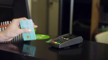 Kadın dokunarak kredi kartı ödeme terminal.