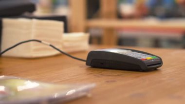 Kadın dokunarak kredi kartı ödeme terminal. Temassız ödeme kredi kartı ile kullanan kişi.