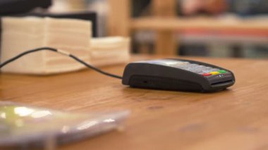 Kadın dokunarak kredi kartı ödeme terminal.