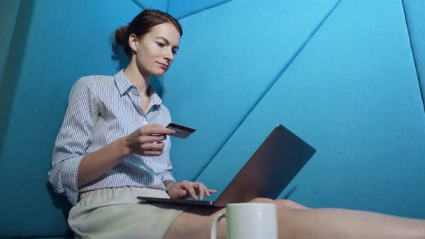 Jonge vrouw winkelen Online met Credit Card op Laptop. — Stockvideo