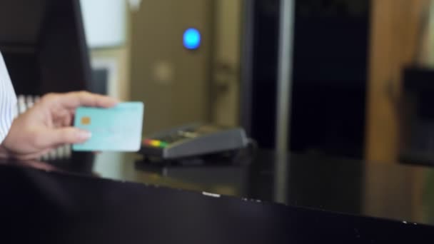 Kvinna att trycka kreditkort på betalterminalen. — Stockvideo