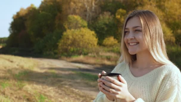 Schöne bewundernde Frau trinkt heißen Tee aus Thermoskanne — Stockvideo