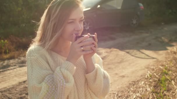 아름 다운 감탄 여자 보온병 컵에서 뜨거운 차를 마시는 — 비디오