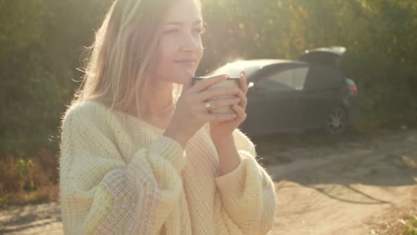 Hermosa mujer admiradora beber té caliente de la taza de termo — Vídeo de stock