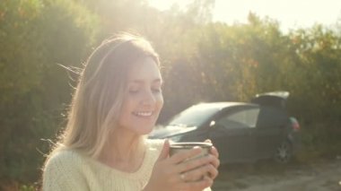 Termos bardak sıcak çay içme güzel hayran kadın