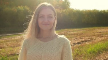 Etrafında dönen genç kız gülümseyerek ve Doğa Sonbahar sahada.