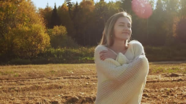 Happy usměvavá mladá žena užívat přírody na sklizeň pole. — Stock video