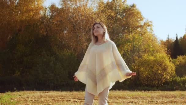 Gelukkig lachende jonge vrouw genieten van de natuur op het veld oogsten. — Stockvideo