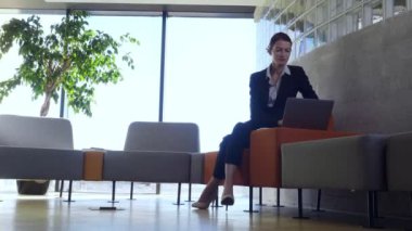 Kendine güvenen işkadını geri kalan bölgedeki bir dizüstü bilgisayar üzerinde çalışan.