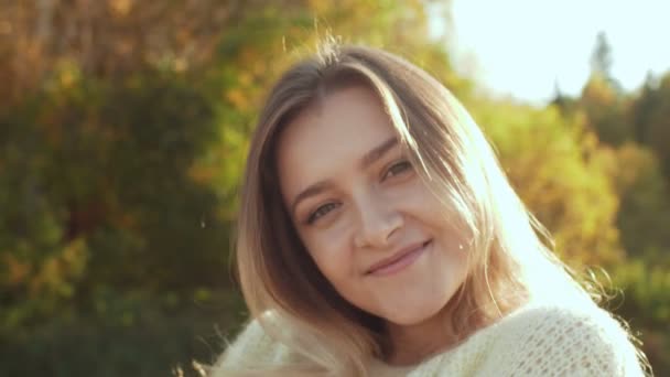 Close-up shot of smiling woman enjoying nature in autumn season. — Stock Video
