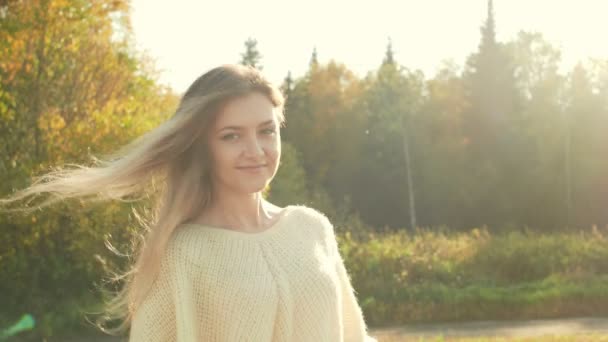 Sorrindo jovem mulher desfrutando da natureza na temporada de outono . — Vídeo de Stock