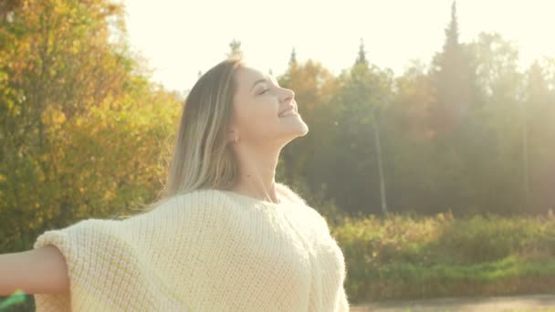 Sorrindo jovem mulher desfrutando da natureza na temporada de outono . — Vídeo de Stock