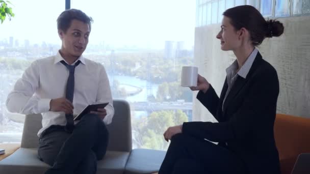 Colleagues chatting on coffee break in modern business center. — Αρχείο Βίντεο