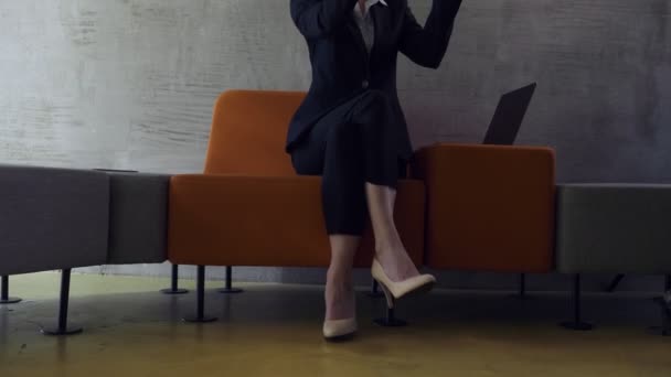 Femme d'affaires regardent dans la réflexion de verre de téléphone intelligent et intelligentent . — Video