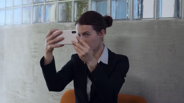 Femme d'affaires regardent dans la réflexion de verre de téléphone intelligent et intelligentent . — Video
