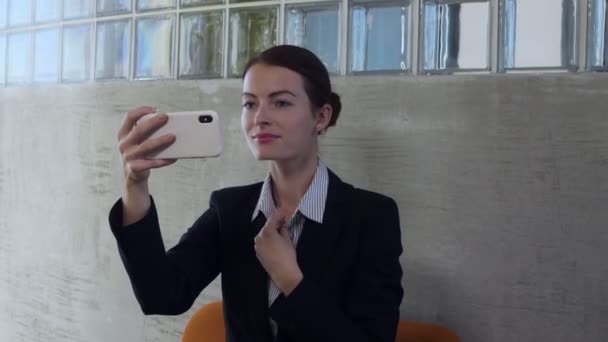 Donna Affari Guardare Nel Riflesso Vetro Dello Smart Phone Smarten — Video Stock