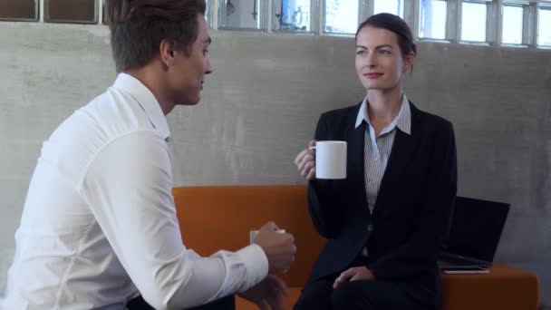 Collega's chatten op koffiepauze in modern zakencentrum. — Stockvideo