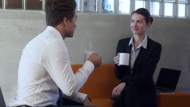 Collega's chatten op koffiepauze in modern zakencentrum. — Stockvideo