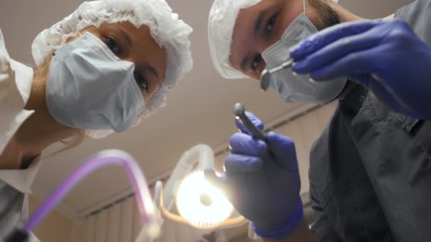 Dentistas com instrumentos do ponto de vista do paciente . — Vídeo de Stock