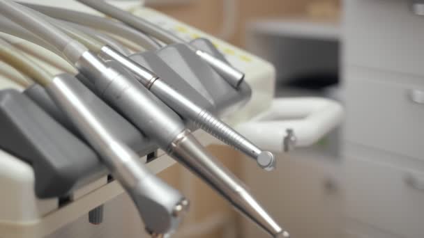 Instrument stomatologique dans la clinique des dentistes gros plan . — Video