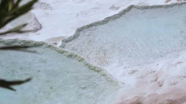 Travertines with turquoise water in Pamukkale. — Stock Video