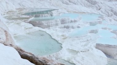 Turkuaz su Pamukkale Travertenleri.