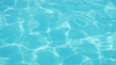 Işık yansımaları ile havuz mavi su dalgalanma.