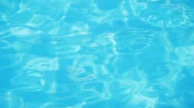 Işık yansımaları ile havuz mavi su dalgalanma.