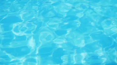 Işık yansımaları ile havuz mavi su dalgalanma.