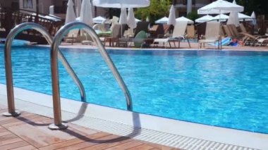 Giriş su havuzunda korkuluk.