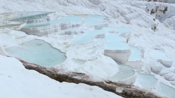 Cnetrum met turquoise water in Pamukkale. — Stockvideo