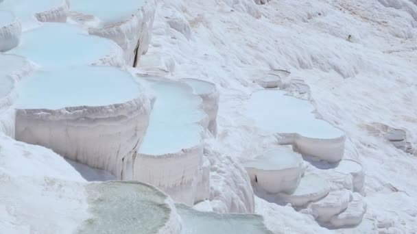 Formacji skalnych z trawertynu z turkusową wodą w Pamukkale. — Wideo stockowe
