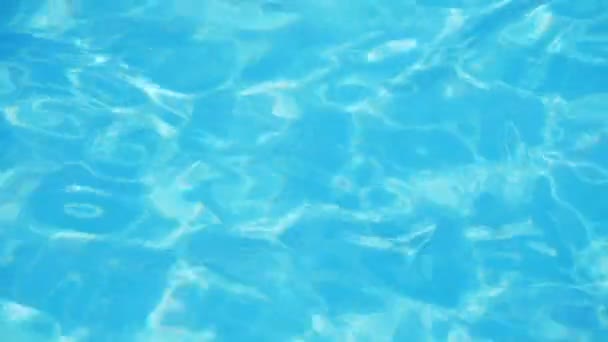 Kräuseln auf blauem Wasser im Pool mit Lichtreflexen. — Stockvideo